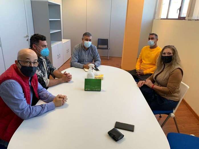 El concejal Servando González se reunió con una representación de los comerciantes del Mercadillo / TA